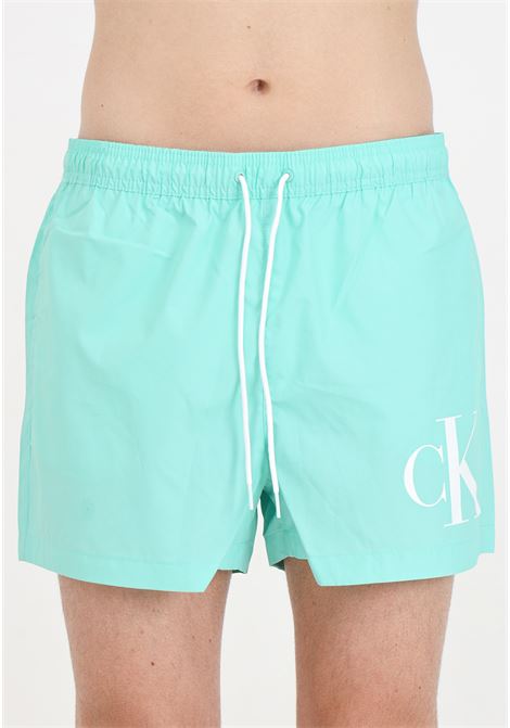 Shorts mare acquamarina da uomo con maxi stampa logo monogram CK CALVIN KLEIN | Beachwear | KM0KM00967LB9