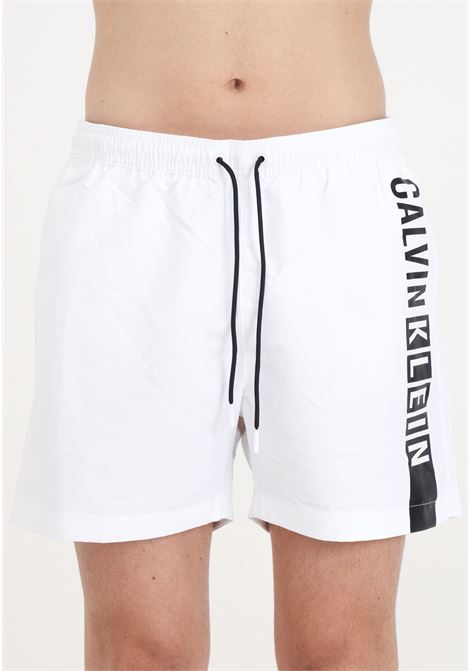 Shorts mare bianco da uomo con maxi stampa logo CALVIN KLEIN | KM0KM00991YCD