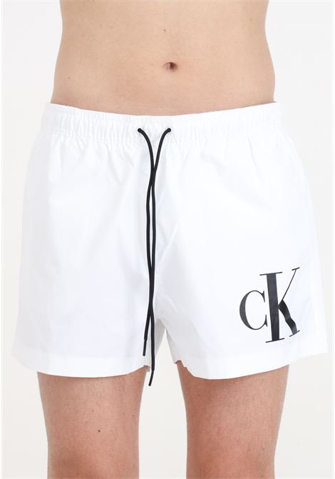 Shorts mare bianco da uomo con stampa monogram CK CALVIN KLEIN | Beachwear | KM0KM01015YCD