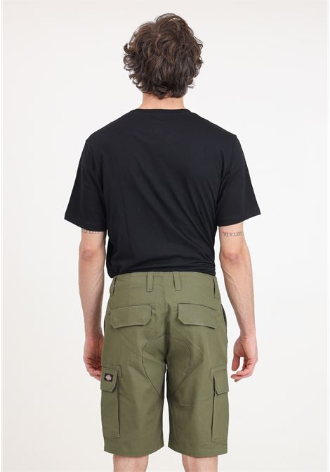 Shorts da uomo verde militare modello cargo con etichetta logata DIckies | DK0A4XEDMGR1MGR1