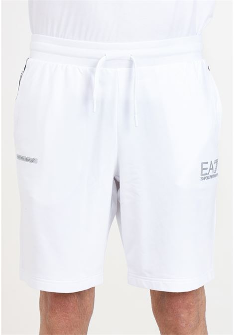 Shorts da uomo bianchi con stampa logo laterale EA7 | 3DPS66PJLIZ1100