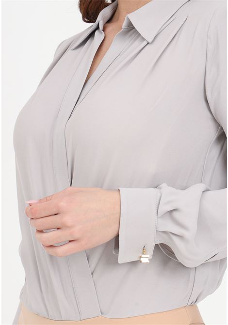 Camicia body da donna grigio perla incrociata con gemelli ELISABETTA FRANCHI | Camicie | CB00341E2155