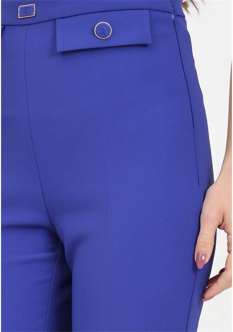 Pantaloni da donna blu indaco a palazzo in crêpe stretch con patte ELISABETTA FRANCHI | Pantaloni | PA02941E2828