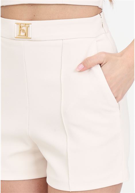 Shorts da donna burro con dettaglio logo in metallo dorato ELISABETTA FRANCHI | Shorts | SHT0141E2193