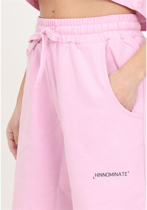 Bermuda da donna rosa tiariè con stampa logo HINNOMINATE | Shorts | HMABW00123-PTTS0032RO10