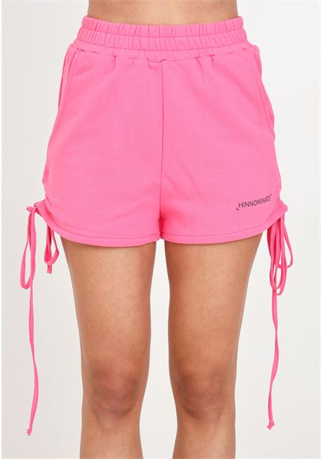 Shorts da donna rosa geranio con arricciature laterali e coulisse HINNOMINATE | Shorts | HMABW00145-PTTS0032VI16