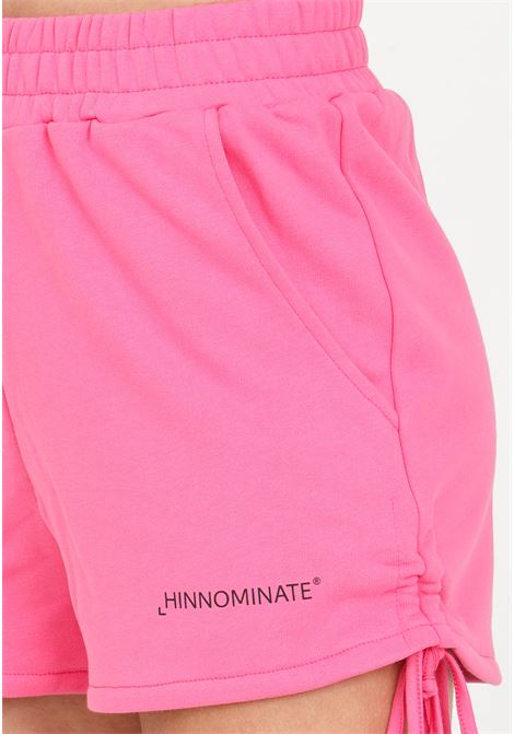 Shorts da donna rosa geranio con arricciature laterali e coulisse HINNOMINATE | HMABW00145-PTTS0032VI16