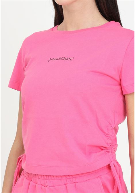 T-shirt da donna rosa geranio a mezza manica con arricciature HINNOMINATE | HMABW00146-PTTS0043VI16
