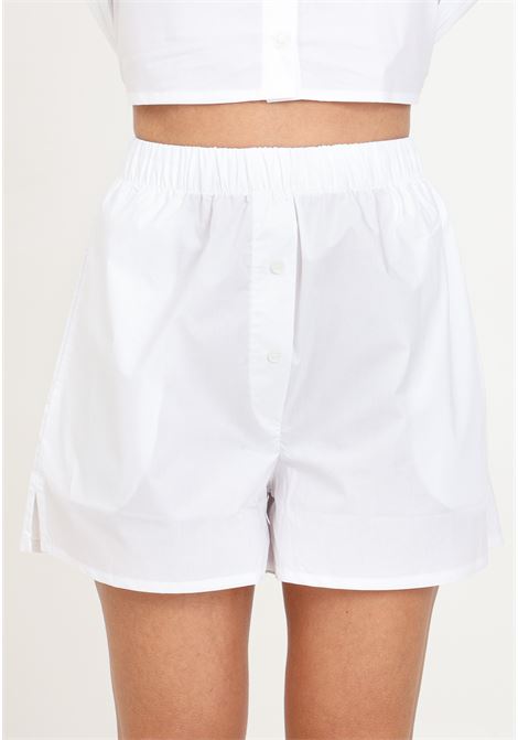 Oversized white women's shorts with label HINNOMINATE | HMABW00233-PTTL0012BI01