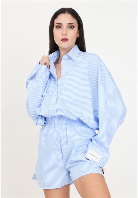 Camicia da donna over in cotone bastonetto con etichetta bianca e azzurra HINNOMINATE | Camicie | HMABW00237-PTTL0011BL02