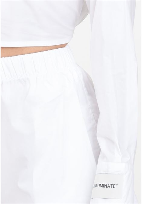 Camicia da donna bianca crop con etichetta logo HINNOMINATE | Camicie | HMABW00240-PTTL0012BI01