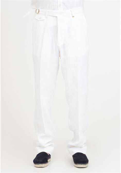 Pantaloni da uomo bianchi con dettaglio cinturino metallo dorato I'M BRIAN | PA2832002