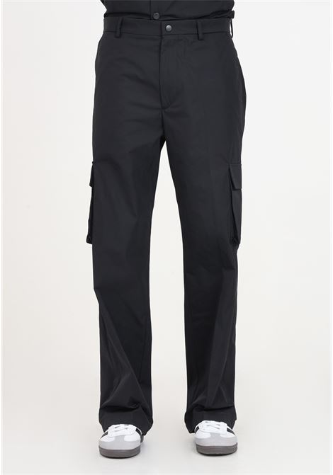 Pantaloni da uomo neri con tasconi cargo e patch logo laterale I'M BRIAN | PA2861009