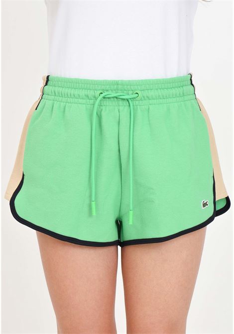 Shorts da donna verdi con laterali beige e neri LACOSTE | GF1608IT1