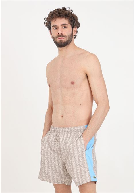 Shorts mare da uomo marroni stampa monogram allover LACOSTE | Beachwear | MH6980IRF
