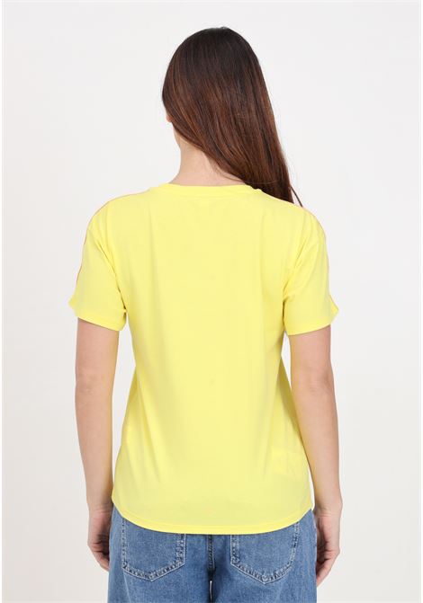 T-shirt donna gialla con nastro logato con riga rosa e logo in gomma MOSCHINO | T-shirt | A070444060022