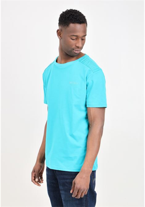 T-shirt da uomo verde acqua con patch logo sulle spalline e sul davanti tono su tono MOSCHINO | T-shirt | V070794070366