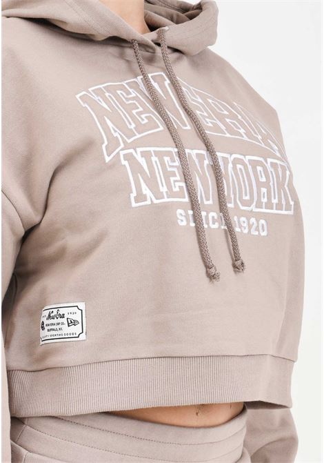 Mud and white Crop New Era Arch Wordmark women's sweatshirt NEW ERA | Hoodie | 60435282.