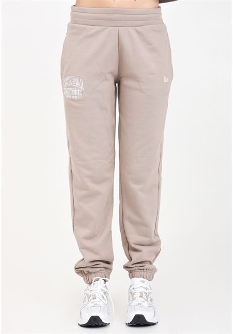 Pantaloni da donna marroni New Era Arch Wordmark NEW ERA | Pantaloni | 60435283.