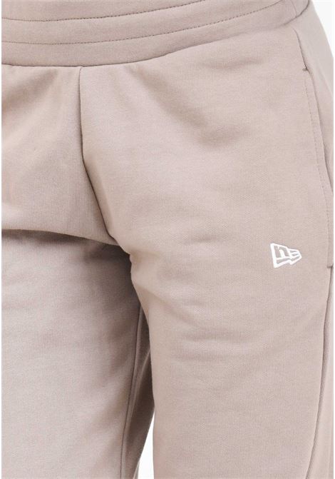 Pantaloni da donna marroni New Era Arch Wordmark NEW ERA | Pantaloni | 60435283.