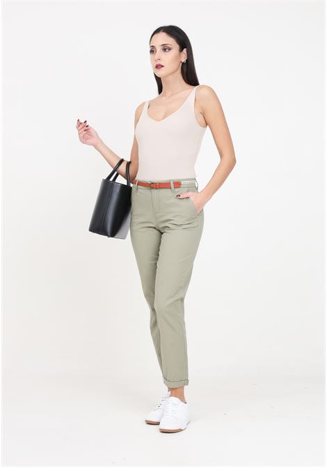 Pantaloni da donna verdi con cinturino ONLY | Pantaloni | 15218519Aloe