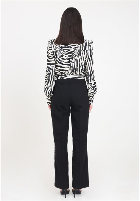 Pantaloni da donna neri a zampa con cintura a strisce a strisce ONLY | Pantaloni | 15318856Black