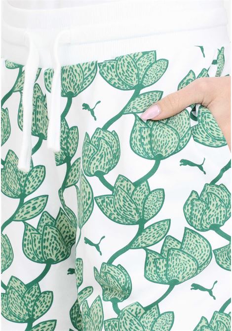 Shorts da donna bianchi e verdi Blossom aop PUMA | Shorts | 67935286