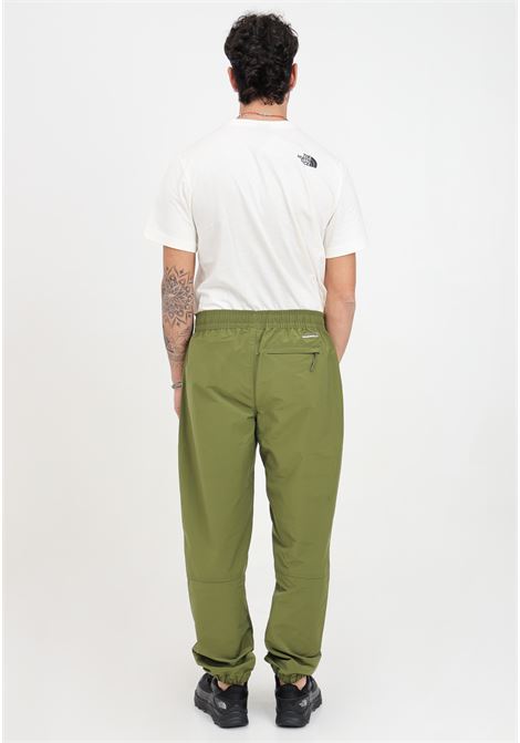 Pantaloni da uomo verde oliva tnf easy wind THE NORTH FACE | Pantaloni | NF0A8767PIB1PIB1