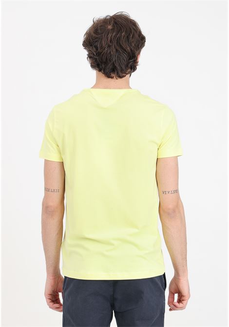 T-shirt da uomo gialla con ricamo logo bandierina TOMMY HILFIGER | T-shirt | MW0MW10800ZINZIN