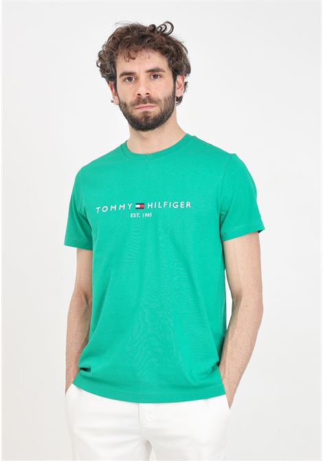 T-shirt da uomo verde con maxi ricamo logo sul davanti TOMMY HILFIGER | T-shirt | MW0MW11797L4BL4B