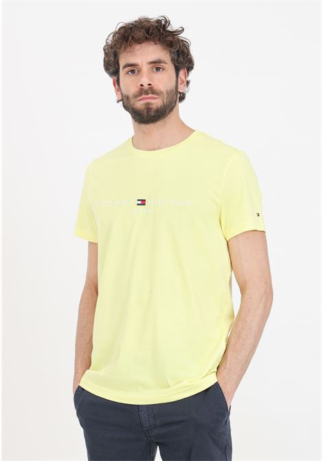 T-shirt da uomo gialla con maxi ricamo logo sul davanti TOMMY HILFIGER | MW0MW11797ZINZIN