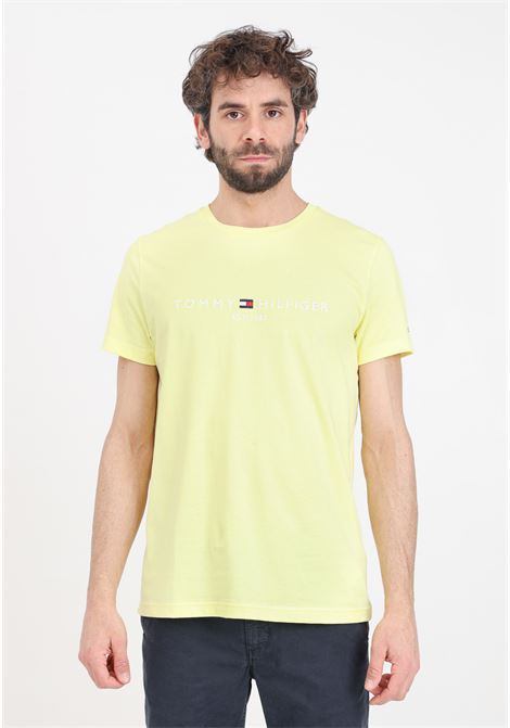 T-shirt da uomo gialla con maxi ricamo logo sul davanti TOMMY HILFIGER | T-shirt | MW0MW11797ZINZIN