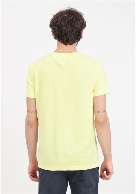 T-shirt da uomo gialla con maxi ricamo logo sul davanti TOMMY HILFIGER | MW0MW11797ZINZIN