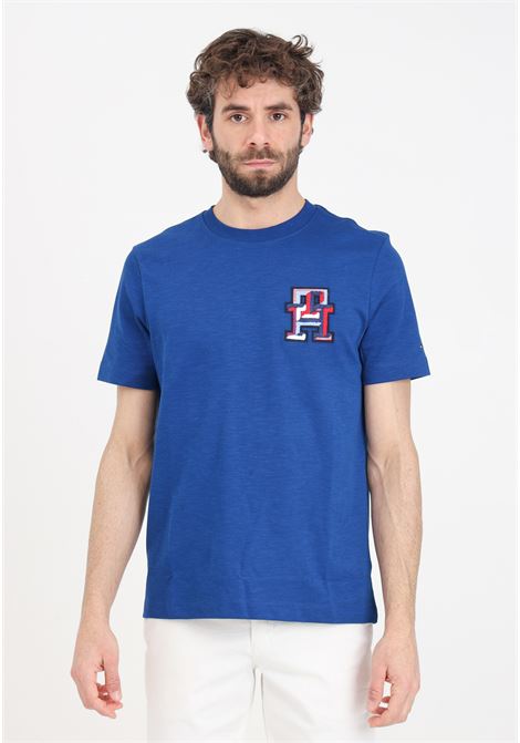 T-shirt da uomo blu con maxi patch logo sul davanti TOMMY HILFIGER | T-shirt | MW0MW34423C5JC5J