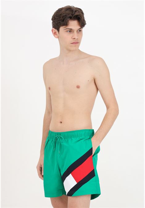 Shorts mare verde da uomo con maxi stampa logo TOMMY HILFIGER | Beachwear | UM0UM02048L4B