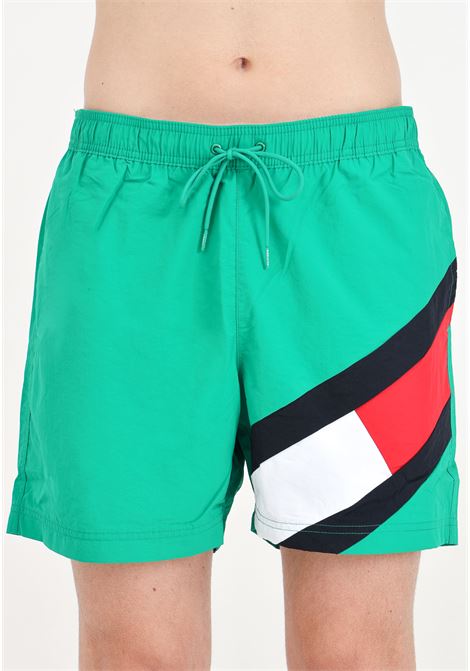 Shorts mare verde da uomo con maxi stampa logo TOMMY HILFIGER | UM0UM02048L4B