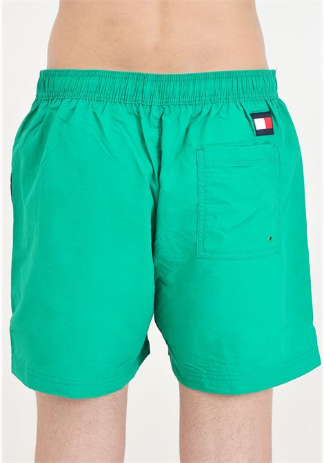 Shorts mare verde da uomo con maxi stampa logo TOMMY HILFIGER | UM0UM02048L4B