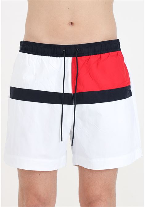 Shorts mare bianco da uomo con un design a bandiera TOMMY HILFIGER | Beachwear | UM0UM03259YCF