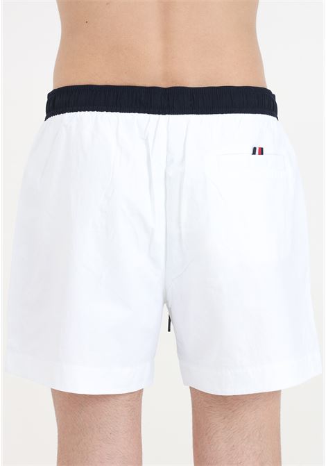 Shorts mare bianco da uomo con un design a bandiera TOMMY HILFIGER | Beachwear | UM0UM03259YCF