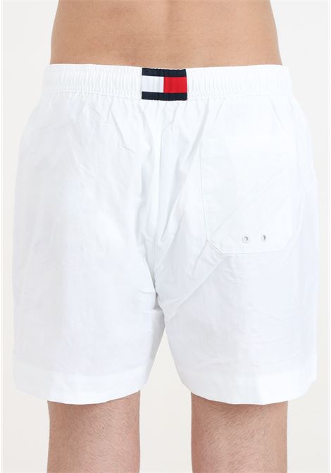 Shorts mare bianco da uomo con piccolo logo TOMMY HILFIGER | Beachwear | UM0UM03280YCF