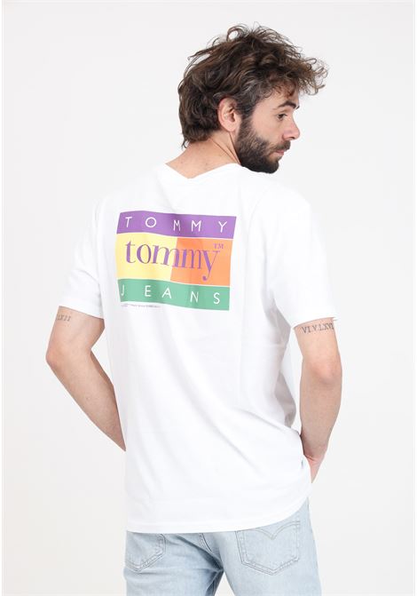 T-shirt da uomo bianca con maxi stampa logo a colori sul retro TOMMY JEANS | DM0DM19171YBRYBR