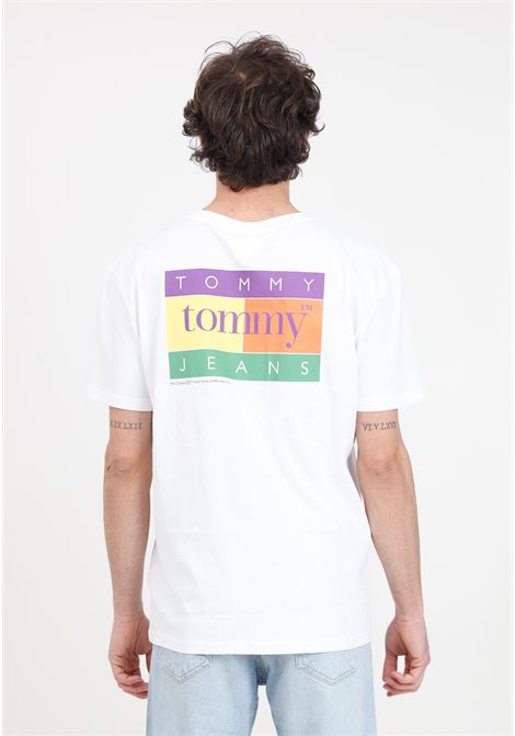 T-shirt da uomo bianca con maxi stampa logo a colori sul retro TOMMY JEANS | T-shirt | DM0DM19171YBRYBR