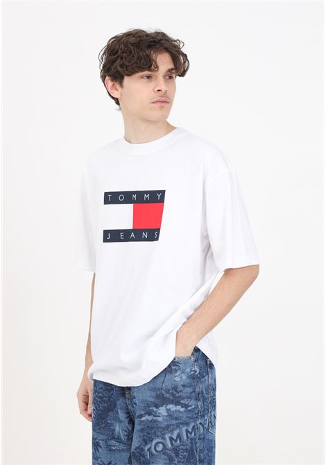 T-shirt da uomo bianca Skate Flag Tee TOMMY JEANS | T-shirt | DM0DM19555YBRYBR