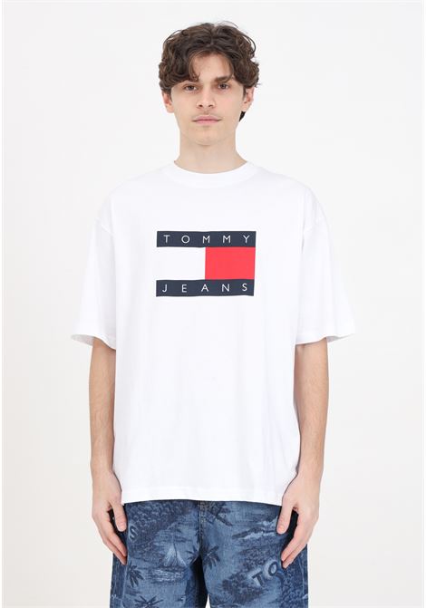 T-shirt da uomo bianca Skate Flag Tee TOMMY JEANS | T-shirt | DM0DM19555YBRYBR