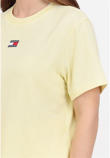 T-shirt da donna gialla con patch logo bandierina TOMMY JEANS | T-shirt | DW0DW17391ZHOZHO