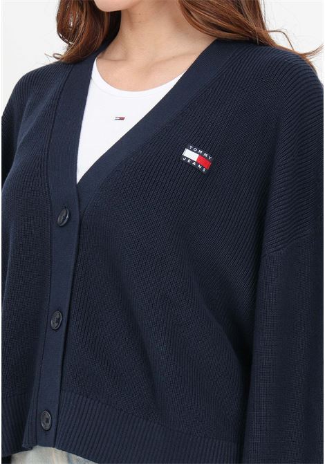 Cardigan da donna blu navy rosso e bianco con stampa sul retro bandiera e logo TOMMY JEANS | Cardigan | DW0DW18335C1GC1G