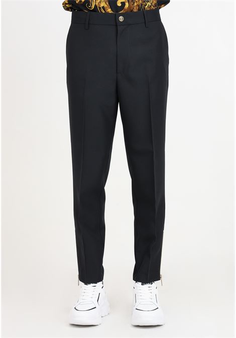 Pantaloni da uomo neri con zip alle caviglie metallo dorato VERSACE JEANS COUTURE | Pantaloni | 76GAA122N0307899