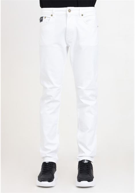 Pantaloni bianchi da uomo narrow fit con etichetta logata metallo dorato VERSACE JEANS COUTURE | Pantaloni | 76GAB5D0CEW01003
