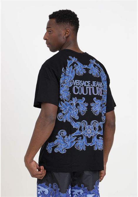 T-shirt da uomo nera fantasia barocca stampa logo in blu VERSACE JEANS COUTURE | 76GAH6RBJS334899