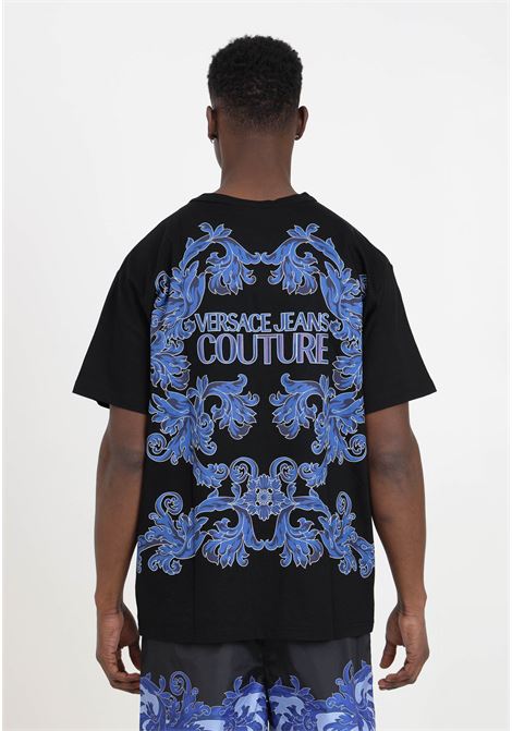 T-shirt da uomo nera fantasia barocca stampa logo in blu VERSACE JEANS COUTURE | 76GAH6RBJS334899
